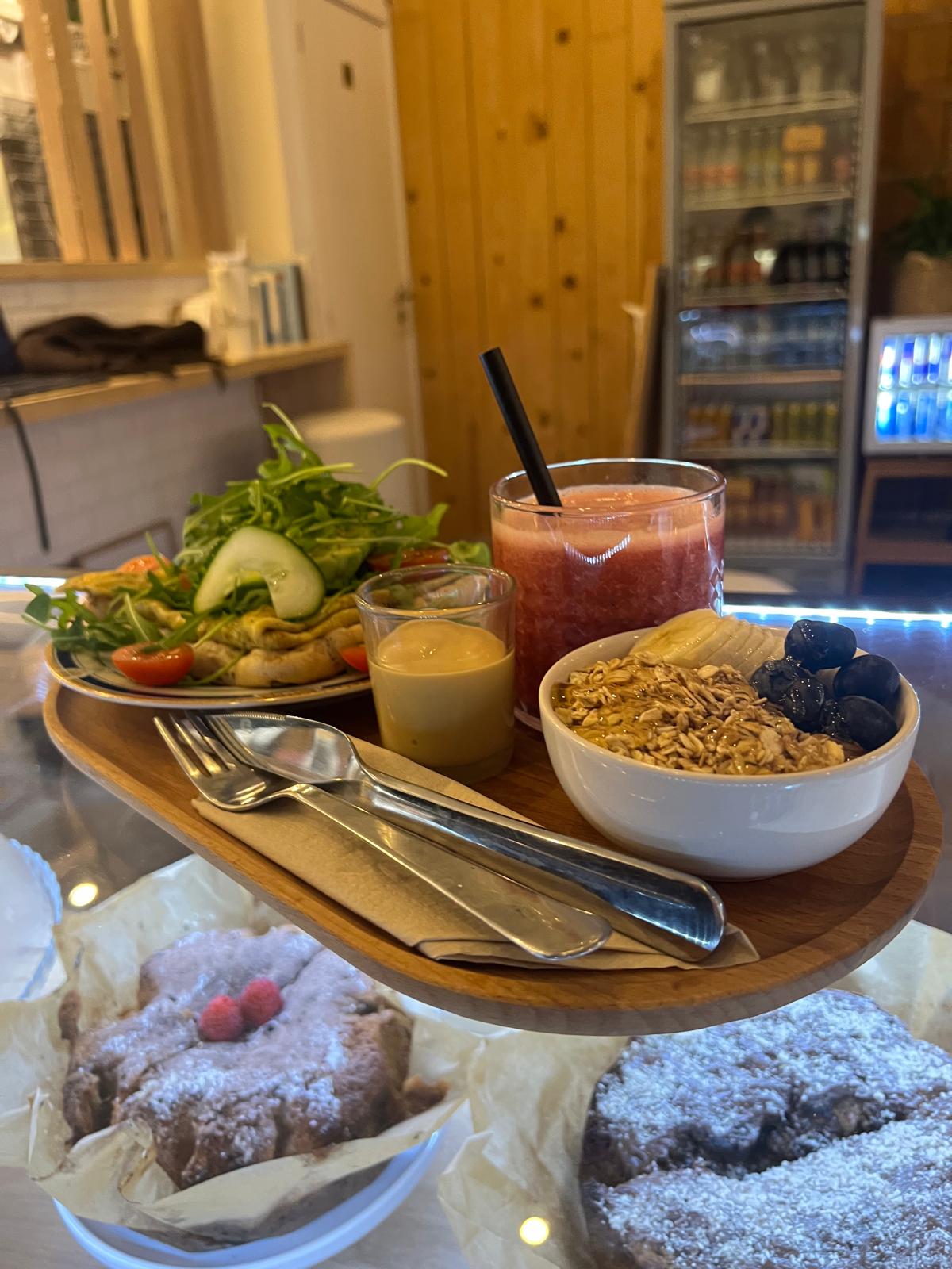 Plateau brunch généreux au Kahwatea Coffee – msemen, œufs, granola, jus d'orange